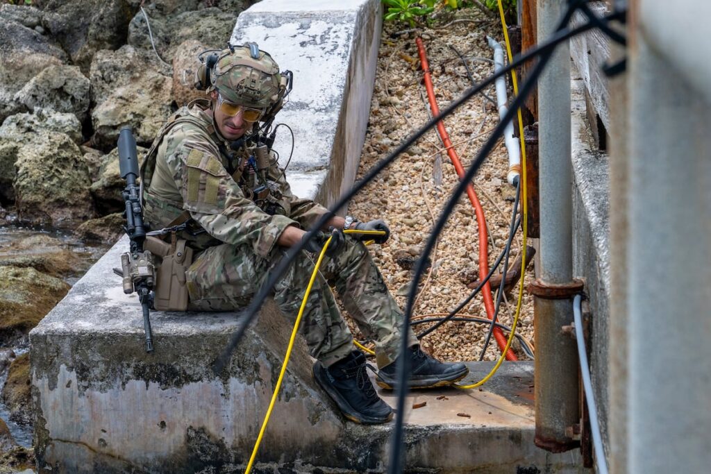 Navy offers explosive ordnance disposal warfare officers up to 0,000 in bonuses